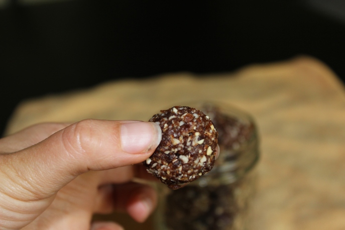 Choco-almond date mini-balls